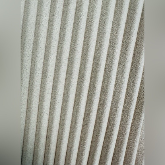 Aritzia Babaton “Skilled” Cream Wide-Leg Pleated Pants Size Large - Picture 12 of 12